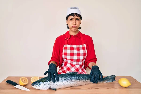 Hermosa Mujer Morena Pescadero Cocinar Fresco Salmón Crudo Hinchando Mejillas —  Fotos de Stock