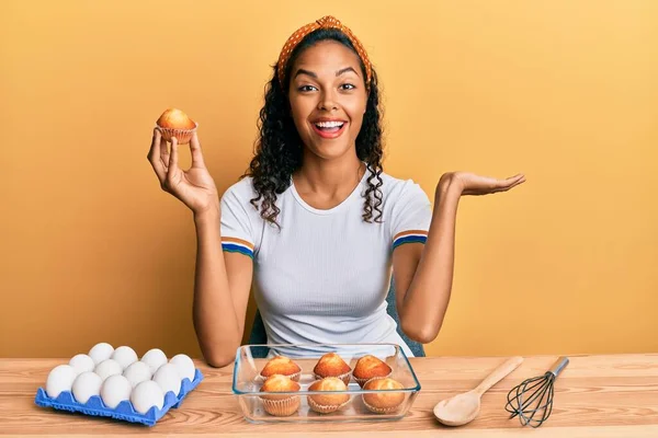Jong Afrikaans Amerikaans Meisje Maken Muffins Zitten Tafel Vieren Overwinning — Stockfoto