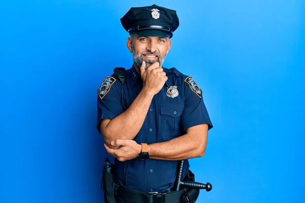 Hezký Muž Středního Věku Policejní Uniformě Sebevědomě Usmívající Kamery Zkříženýma — Stock fotografie