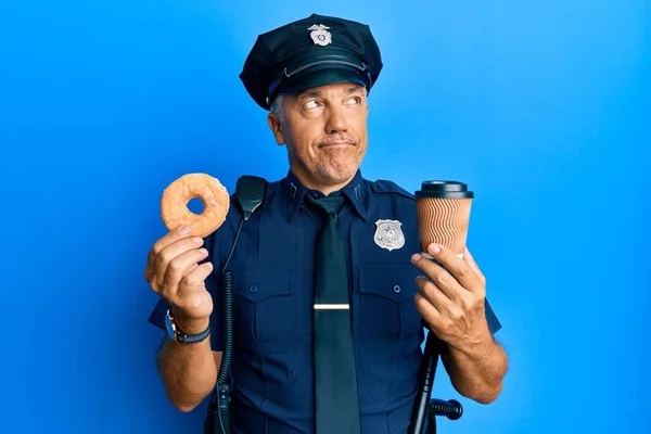 Yakışıklı Orta Yaşlı Olgun Polis Donut Yiyor Kahve Içiyor Gülümsüyor — Stok fotoğraf