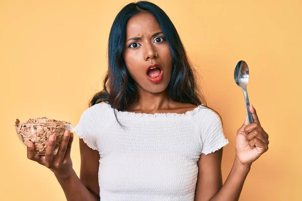 Ung Indian Flicka Äter Friska Fullkorn Sellöron Chock Ansikte Ser — Stockfoto