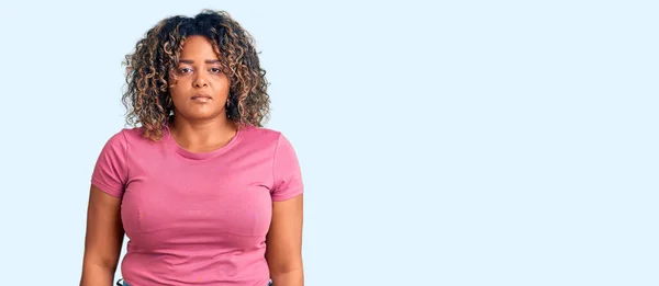 Ung Afrikansk Amerikan Storlek Kvinna Bär Casual Kläder Avslappnad Med — Stockfoto