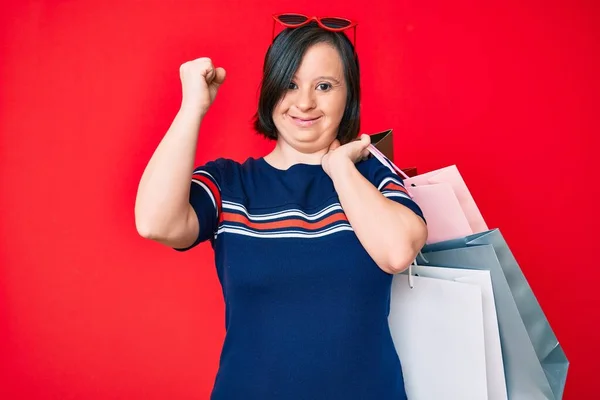 Sendromlu Esmer Kadın Alışveriş Torbaları Tutuyor Gururla Bağırıyor Zaferi Kutluyor — Stok fotoğraf