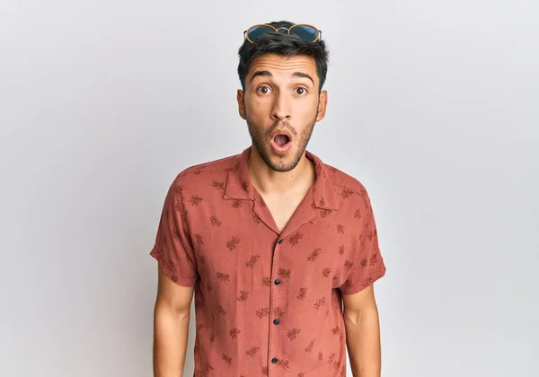 Junger Gutaussehender Mann Lässiger Sommerkleidung Verängstigt Und Schockiert Mit Überraschung — Stockfoto