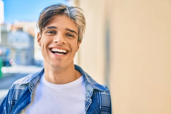 Молодий Іспаномовний Чоловік Посміхається Щасливим Нахилившись Стіну Місті — стокове фото