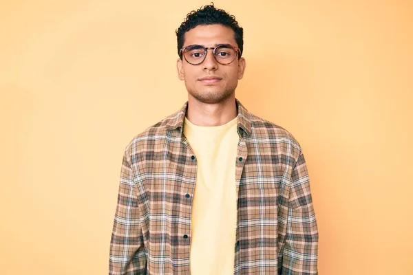 Mladý Pohledný Hispánec Neformálním Oblečení Brýlích Vážným Výrazem Tváři Jednoduchý — Stock fotografie