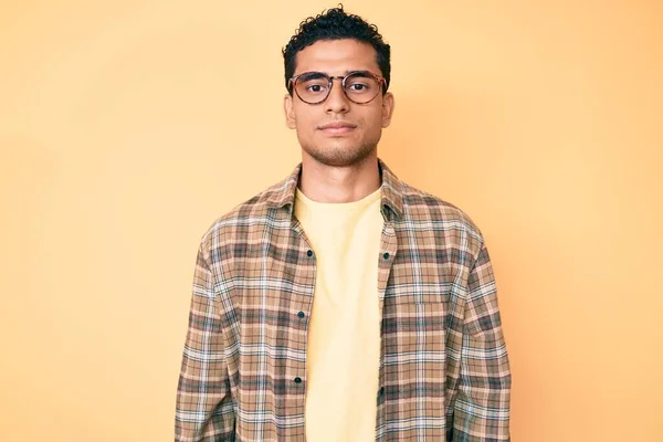 Joven Hombre Hispano Guapo Usando Ropa Casual Gafas Con Expresión — Foto de Stock