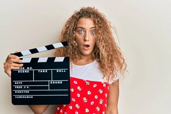 Piękne Biały Nastolatek Dziewczyna Gospodarstwa Wideo Film Clapboard Przestraszony Zdumiony — Zdjęcie stockowe