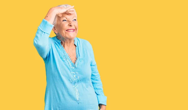 Senior Belle Femme Aux Yeux Bleus Aux Cheveux Gris Portant — Photo