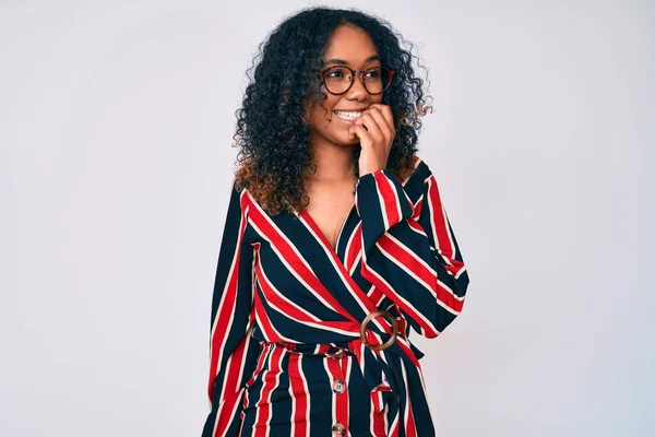 Jonge Afro Amerikaanse Vrouw Draagt Casual Kleren Glazen Die Gestrest — Stockfoto
