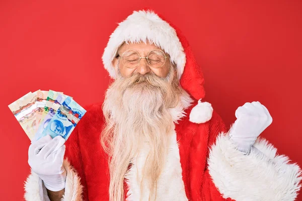 Starý Starší Muž Šedivými Vlasy Dlouhými Vousy Kostýmu Santa Clause — Stock fotografie