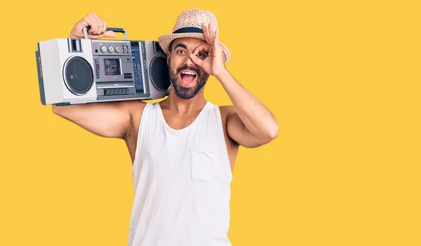 Ung Latinamerikan Man Hålla Boombox Lyssna Musik Ler Glad Gör — Stockfoto