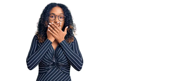 Ung Afrikansk Amerikansk Kvinna Klädd Vardagskläder Och Glasögon Chockad Täcka — Stockfoto