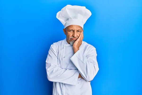 Μέση Ηλικία Γκριζομάλλης Άνδρας Φορώντας Επαγγελματική Στολή Μάγειρας Και Καπέλο — Φωτογραφία Αρχείου