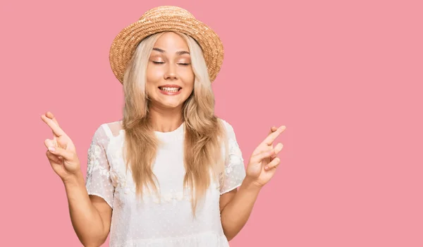 Jong Blond Meisje Met Zomerhoed Gekruiste Vinger Gekruist Glimlachend Met — Stockfoto