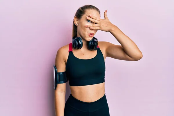 Vacker Ung Blond Kvinna Bär Gym Kläder Och Använder Hörlurar — Stockfoto