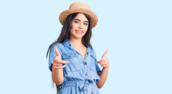 Brunette Teenager Girl Wearing Summer Hat Pointing Fingers Camera Happy — Stock Photo, Image