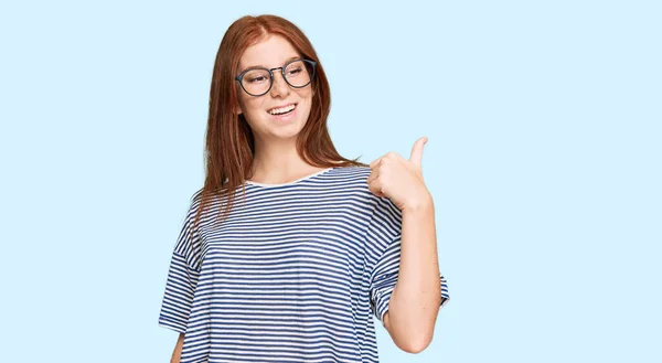 Junge Lesekopf Frau Lässiger Kleidung Und Brille Lächelt Mit Glücklichem — Stockfoto