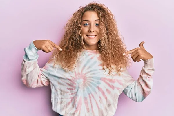 Beautiful Caucasian Teenager Girl Wearing Casual Tie Dye Sweatshirt Looking — Stock Photo, Image