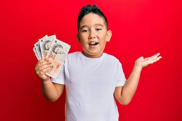 Маленький Мальчик Латиноамериканец Держащий Британских Фунтов Банкнот Празднующих Достижение Счастливой — стоковое фото