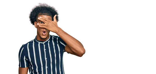 African American Man Afro Hair Wearing Casual Clothes Peeking Shock — Fotografia de Stock