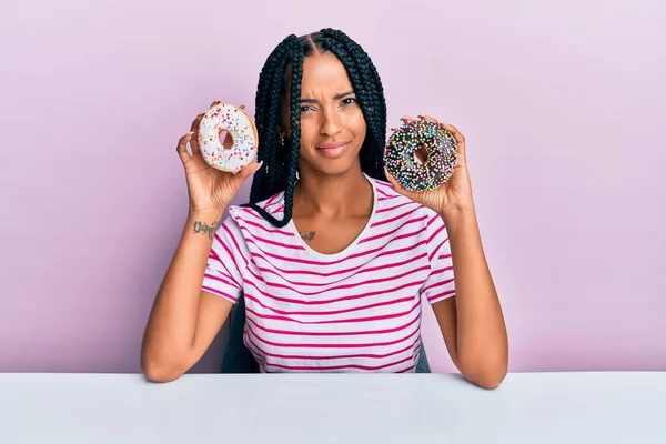 Mooie Latijns Amerikaanse Vrouw Met Smakelijke Kleurrijke Donuts Clueless Verwarde — Stockfoto