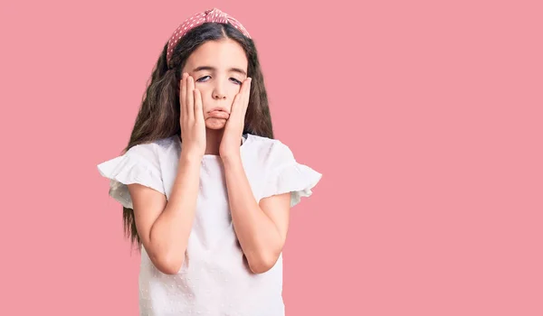 Aranyos Spanyol Gyerek Lány Visel Alkalmi Fehér Póló Fáradt Kezek — Stock Fotó