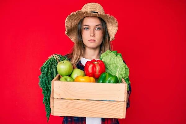 Bella Donna Caucasica Che Indossa Cappello Contadino Con Verdure Rilassate — Foto Stock