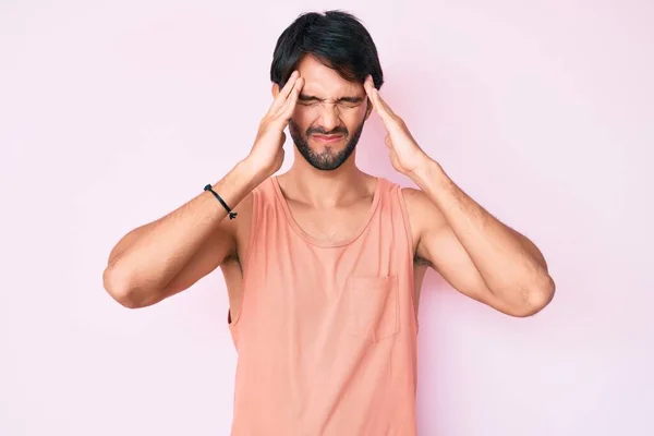 Hombre Hispano Guapo Vistiendo Ropa Casual Que Sufre Dolor Cabeza —  Fotos de Stock