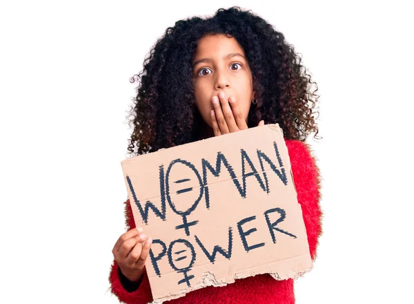 Afroamerikanisches Kind Mit Lockigem Haar Das Frauenpower Banner Hält Den — Stockfoto