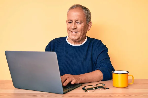 Starszy Przystojny Mężczyzna Siwymi Włosami Pracujący Biurze Laptopem Wyglądający Pozytywnie — Zdjęcie stockowe