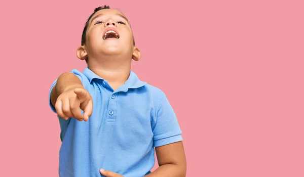 Kleine Jongen Latijns Amerikaanse Jongen Draagt Casual Kleding Lachen Naar — Stockfoto