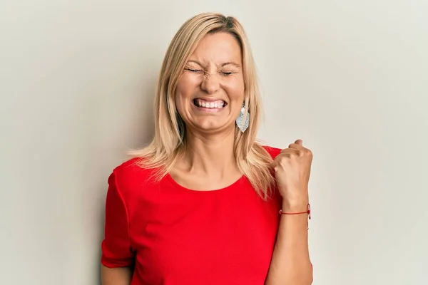 Middle Age Caucasian Woman Wearing Casual Clothes Celebrating Surprised Amazed — Stock Photo, Image