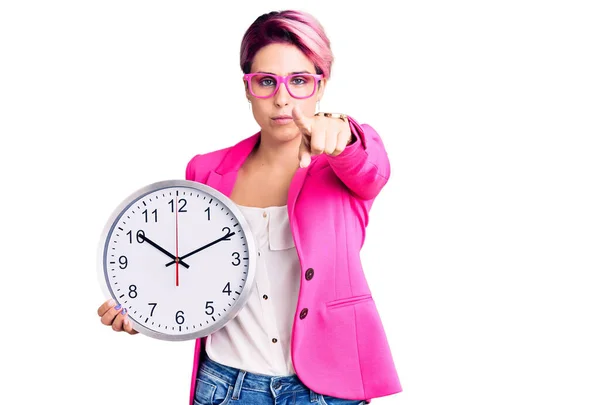 Jovem Mulher Bonita Com Cabelo Rosa Vestindo Jaqueta Negócios Segurando — Fotografia de Stock