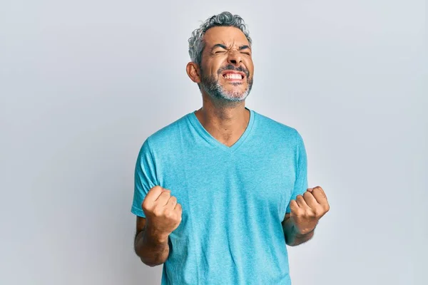 Grauhaariger Mann Mittleren Alters Lässiger Kleidung Sehr Glücklich Und Aufgeregt — Stockfoto