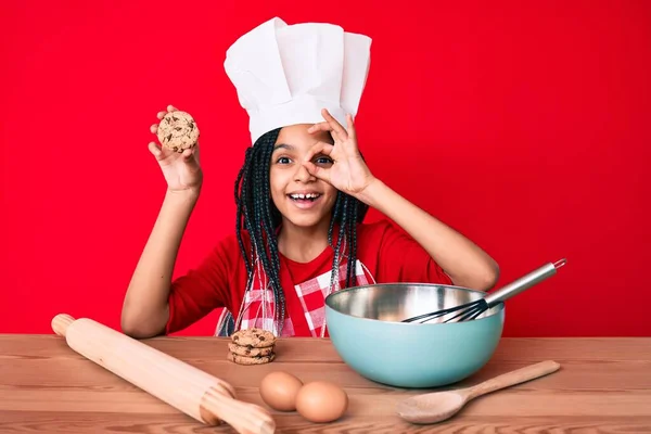 Молода Афроамериканська Дівчинка Плечима Професійному Фартусі Пекаря Тримає Печиво Посміхається — стокове фото