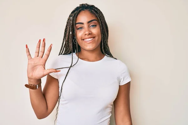 Молодая Африканская Американка Косичками Обычной Белой Футболке Показывает Показывает Пальцами — стоковое фото