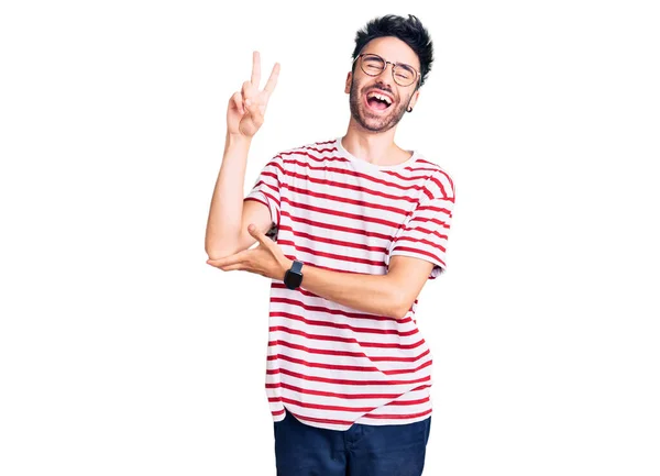 Νεαρός Ισπανός Που Φοράει Καθημερινά Ρούχα Χαμογελώντας Χαρούμενο Πρόσωπο Κλείνει — Φωτογραφία Αρχείου