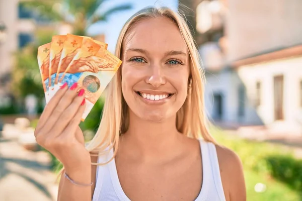 Jovencita Rubia Sonriendo Feliz Sosteniendo Billetes Franco Suizos Caminando Por — Foto de Stock