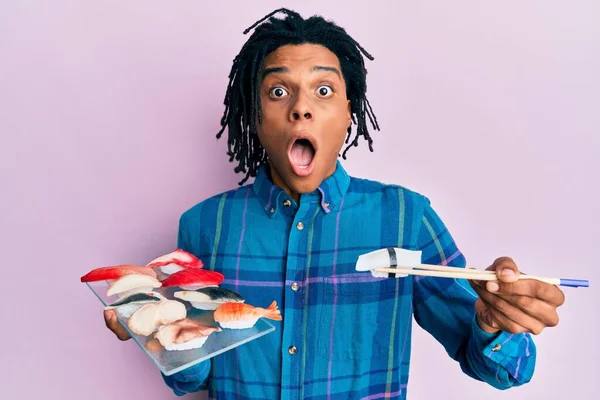Junger Afrikanisch Amerikanischer Mann Isst Sushi Mit Essstäbchen Angst Und — Stockfoto