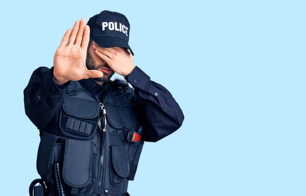 Νέος Όμορφος Άντρας Γενειάδα Φοράει Αστυνομική Στολή Καλύπτει Μάτια Χέρια — Φωτογραφία Αρχείου