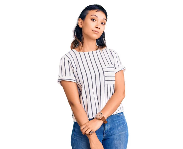 Mujer Joven Vestida Con Ropa Casual Que Parece Somnolienta Cansada — Foto de Stock