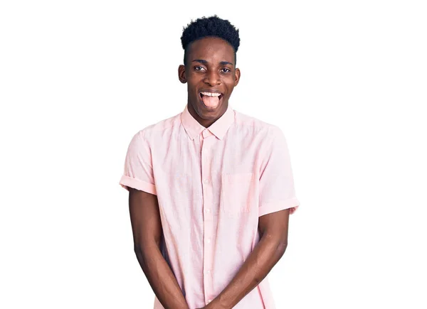 Молодой Африканский Американец Повседневной Одежде Торчащий Языком Довольный Смешным Выражением — стоковое фото