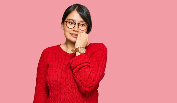 Young Beautiful Hispanic Woman Short Hair Wearing Casual Sweater Glasses — Stock Photo, Image