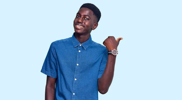 Joven Hombre Afroamericano Vistiendo Ropa Casual Sonriendo Con Cara Feliz — Foto de Stock