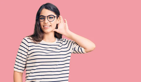 Chica Adolescente Morena Con Ropa Casual Gafas Sonriendo Con Mano —  Fotos de Stock