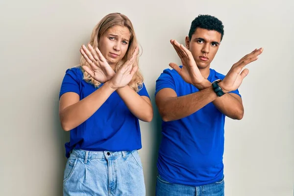 Jeune Couple Interracial Portant Des Vêtements Décontractés Expression Rejet Croisant — Photo