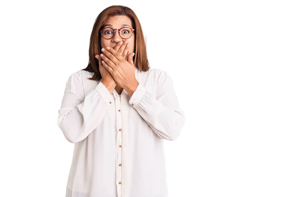 カジュアルな服を着た若い白人女性とミスのために手で口を覆う眼鏡 秘密の概念 — ストック写真