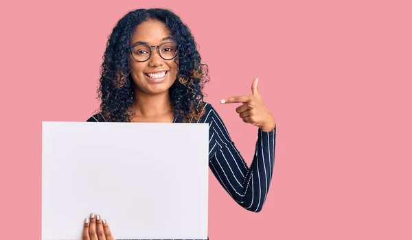 Jovem Afro Americana Segurando Banner Vazio Branco Sorrindo Feliz Apontando — Fotografia de Stock