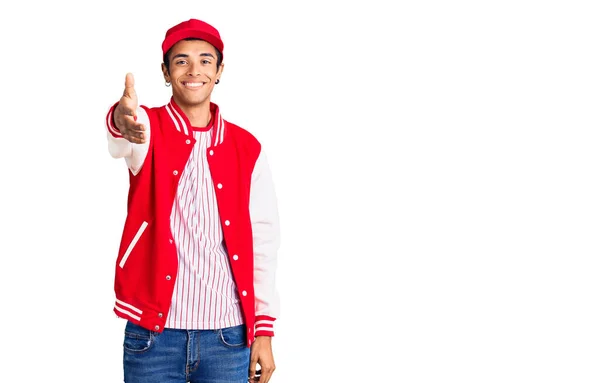 Jovem Americano Africano Vestindo Uniforme Beisebol Sorrindo Amigável Oferecendo Aperto — Fotografia de Stock